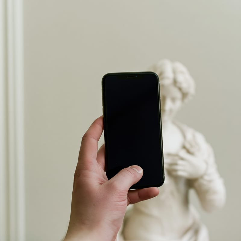 Någon fotograferar ett ting med telefonen.